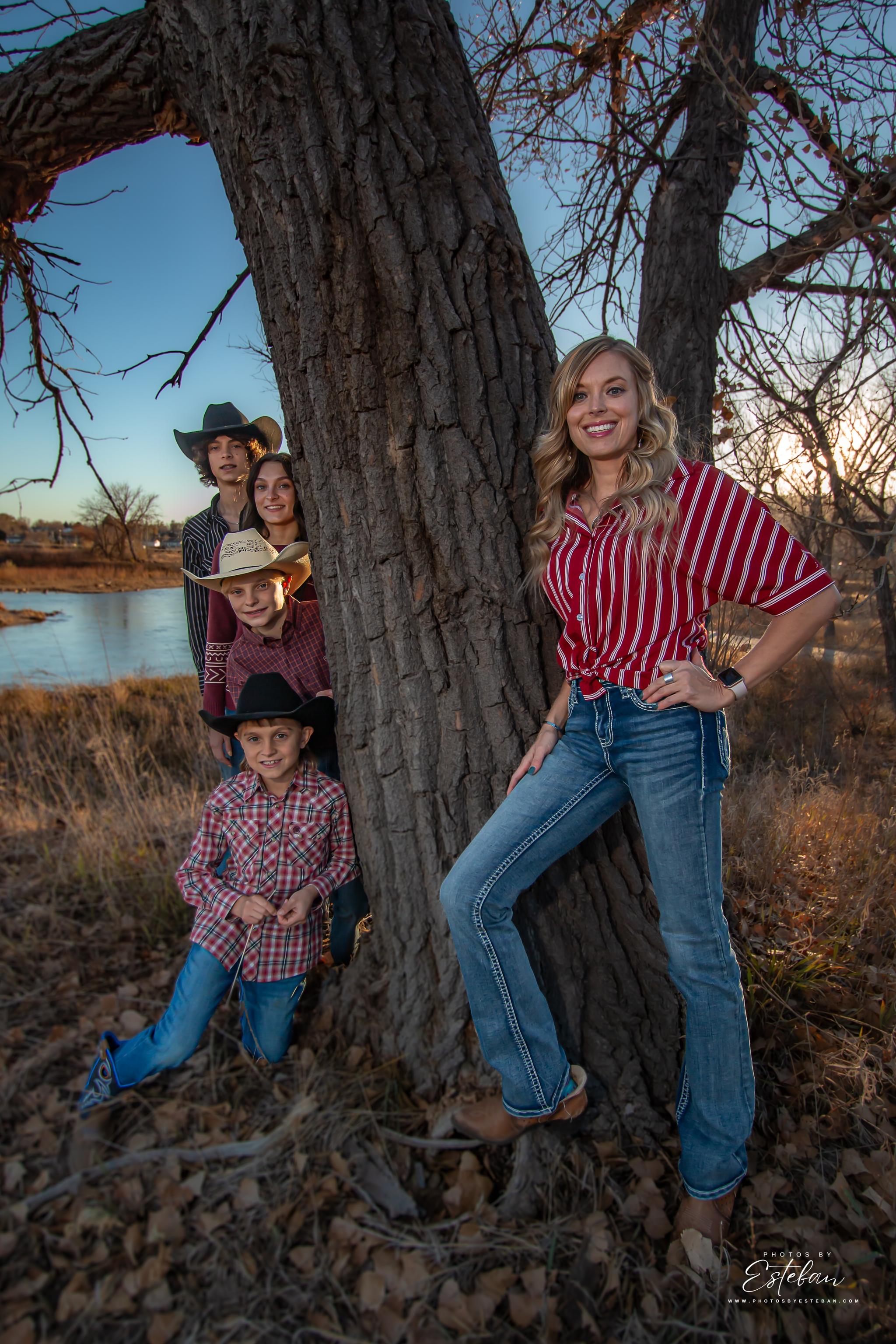 Capture Scottsbluff's Vibrant Holiday Magic With Beautiful Family Portraits