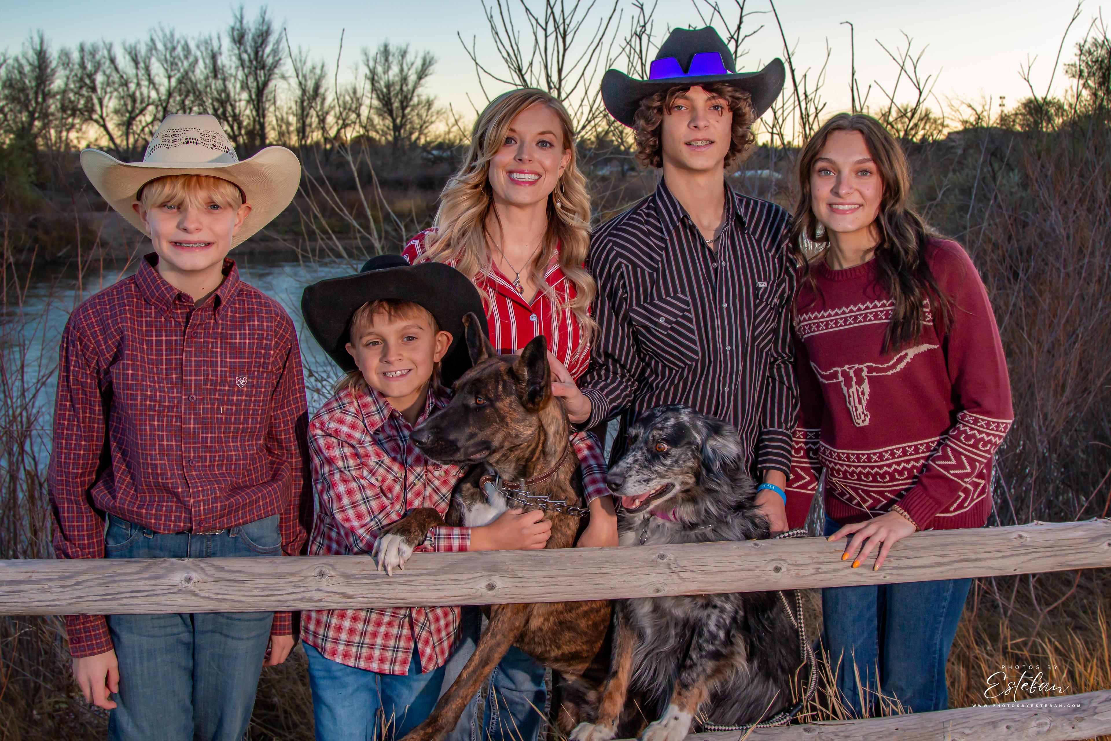 Capture Scottsbluff's Vibrant Holiday Magic With Beautiful Family Portraits